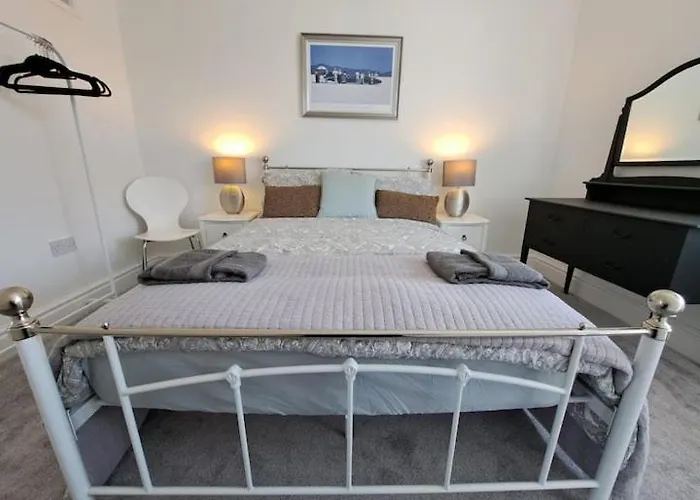 Beautiful 2Br Home Close To Beachfront